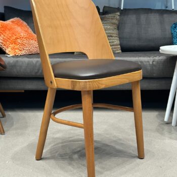 Chaise scandinave en bois assise cuir (20 pièces disponibles)