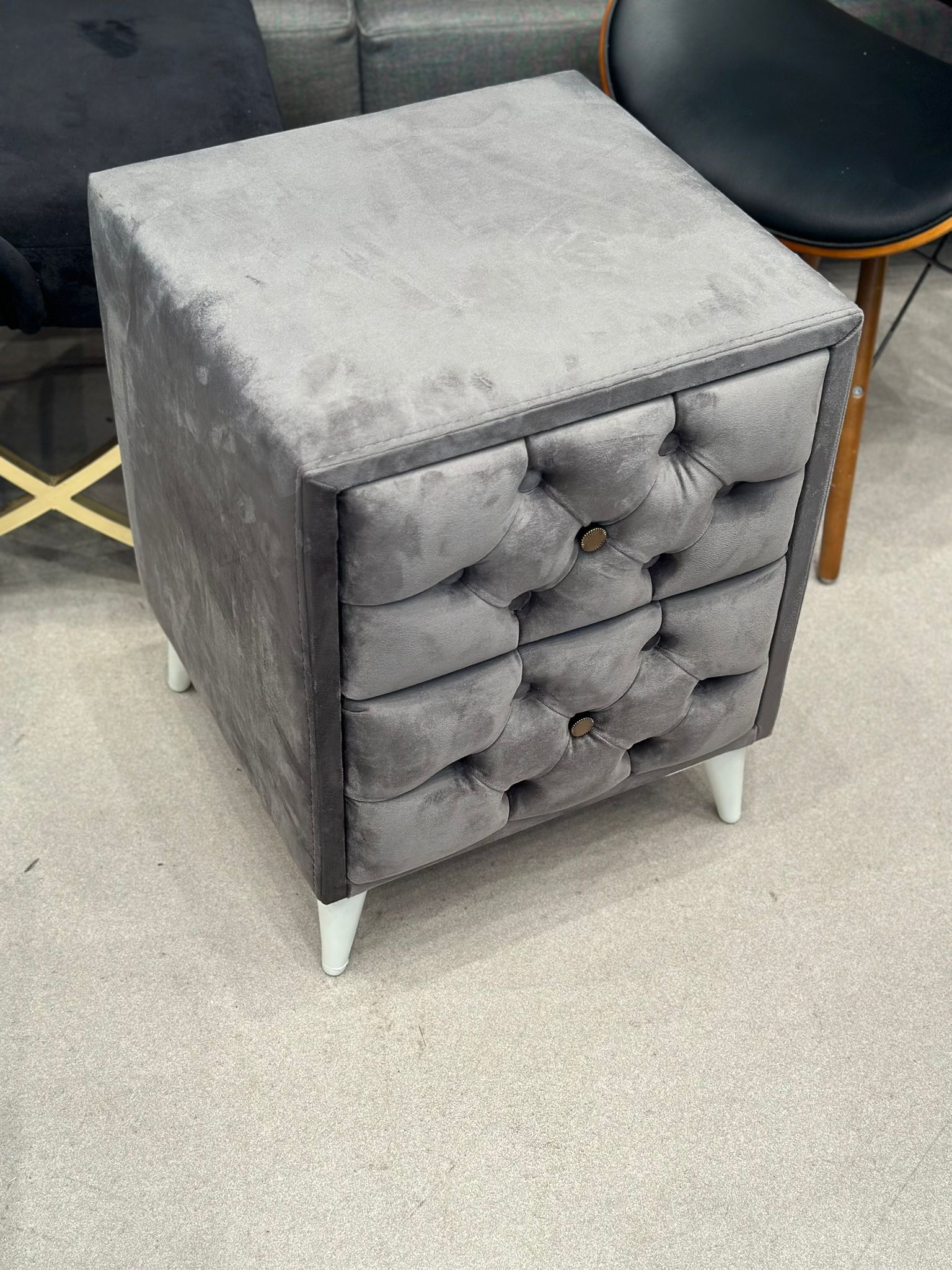 Table de chevet en velours capitonnée (3 pièces disponibles) - Image 3