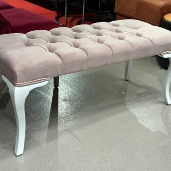 Banc en velours rose capitonnée