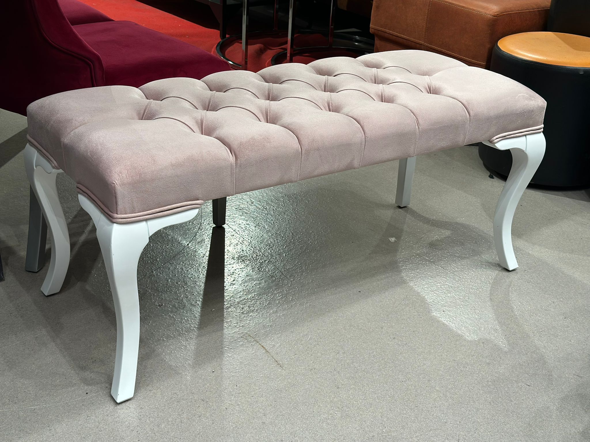 Banc en velours rose capitonnée