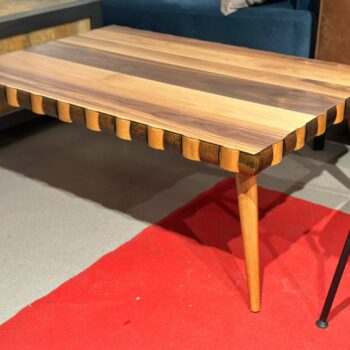 Table de salon en bois bordure ondulée