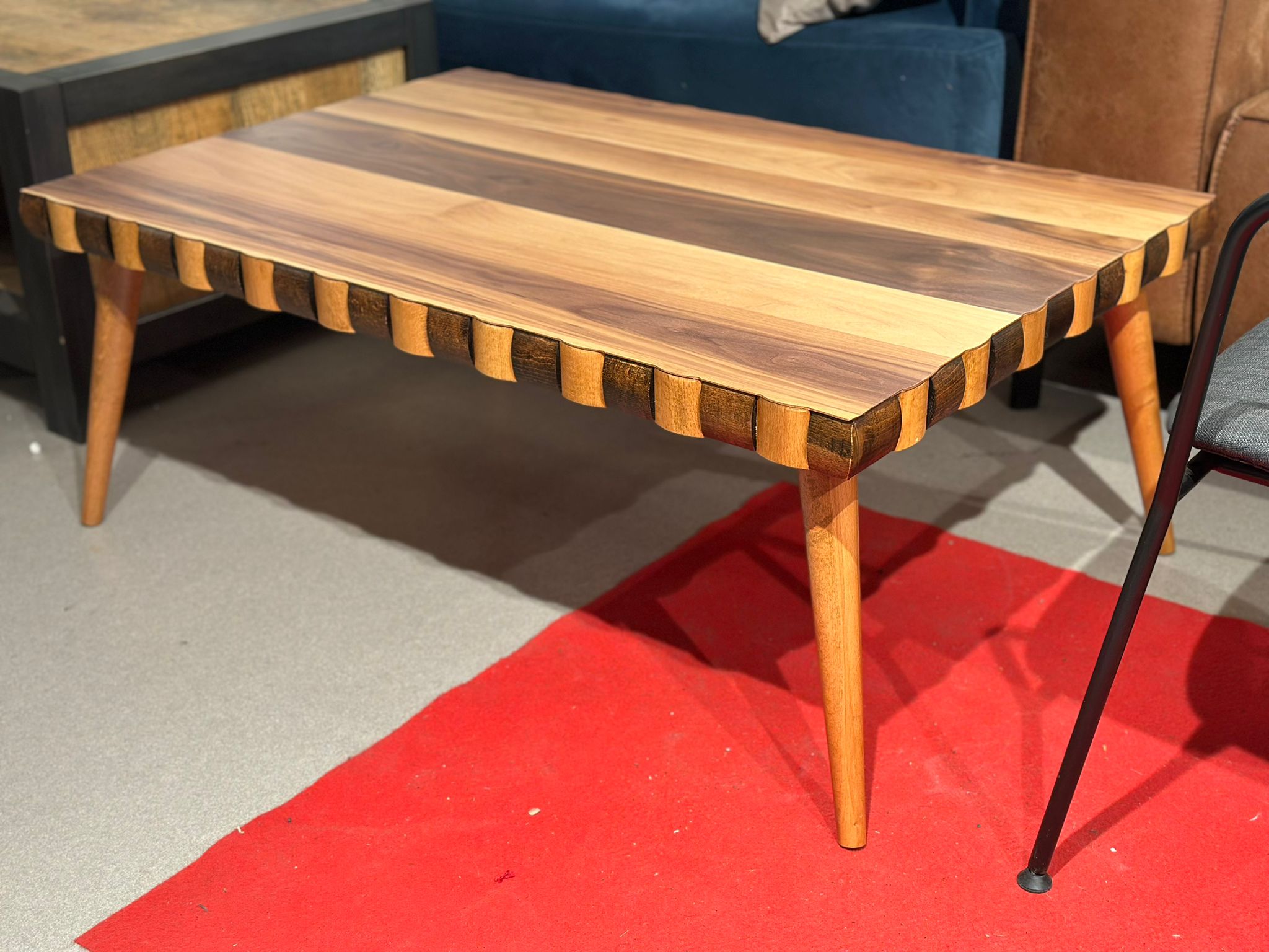 Table de salon en bois bordure ondulée