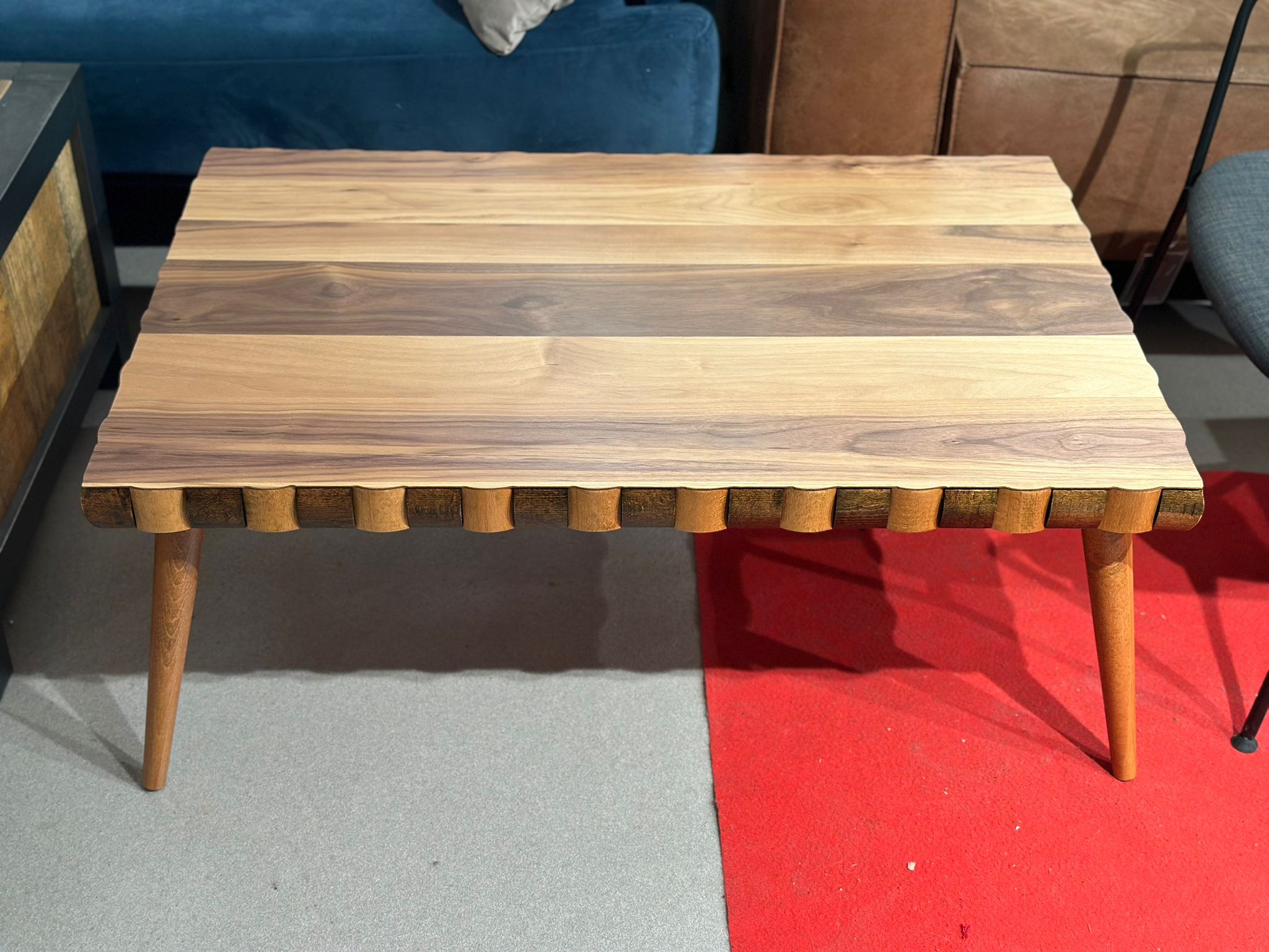 Table de salon en bois bordure ondulée - Image 2