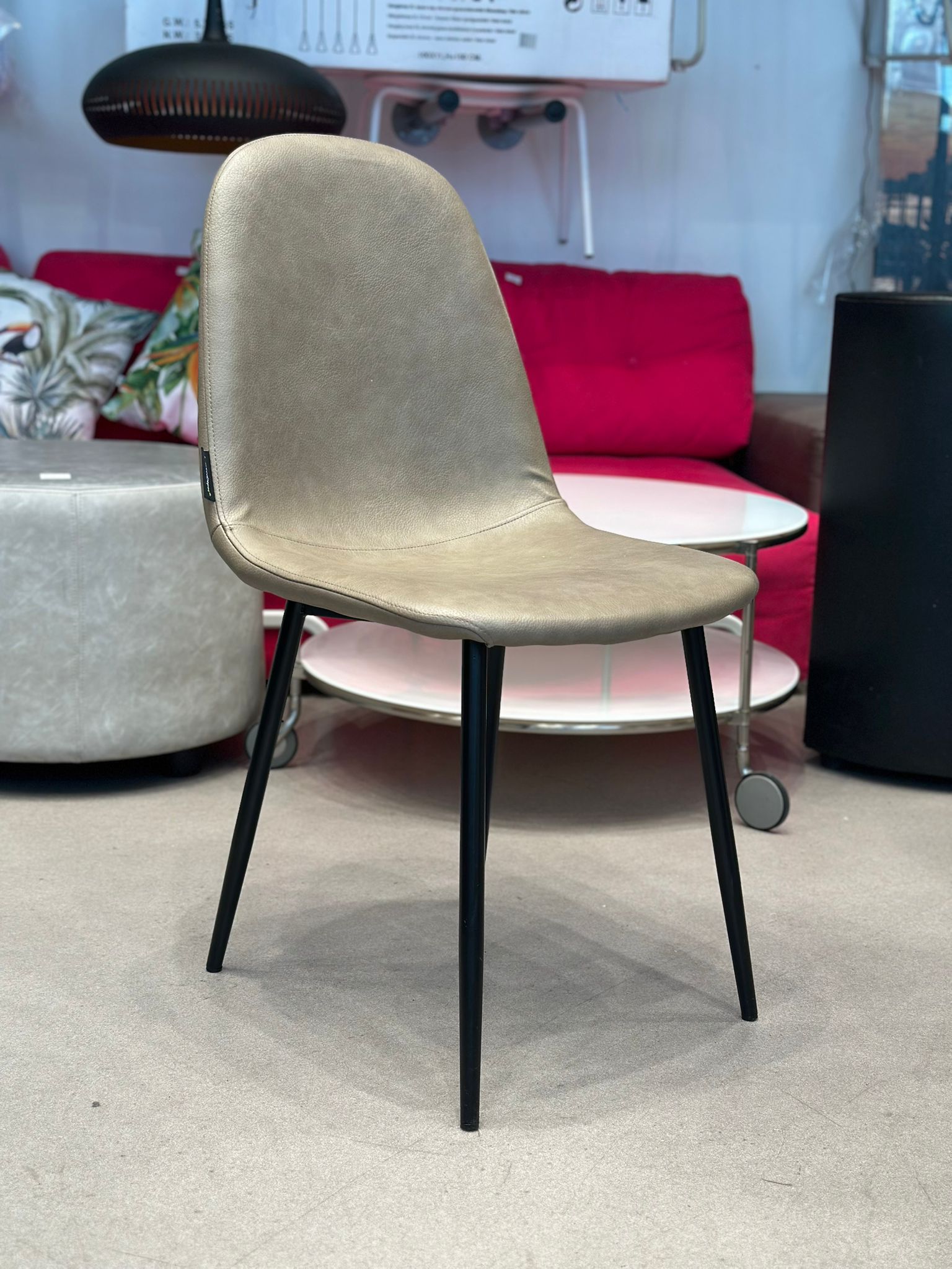 Chaise salle à manger similicuir (12 pièces disponibles)