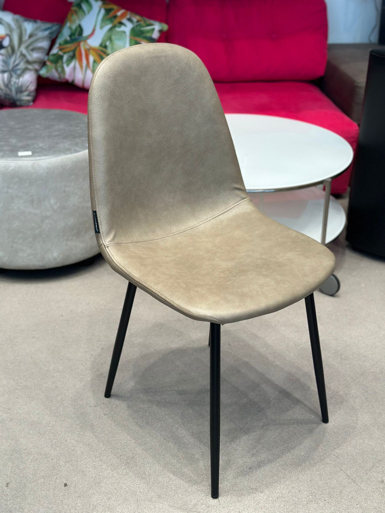 Chaise salle à manger similicuir (12 pièces disponibles) - Image 3