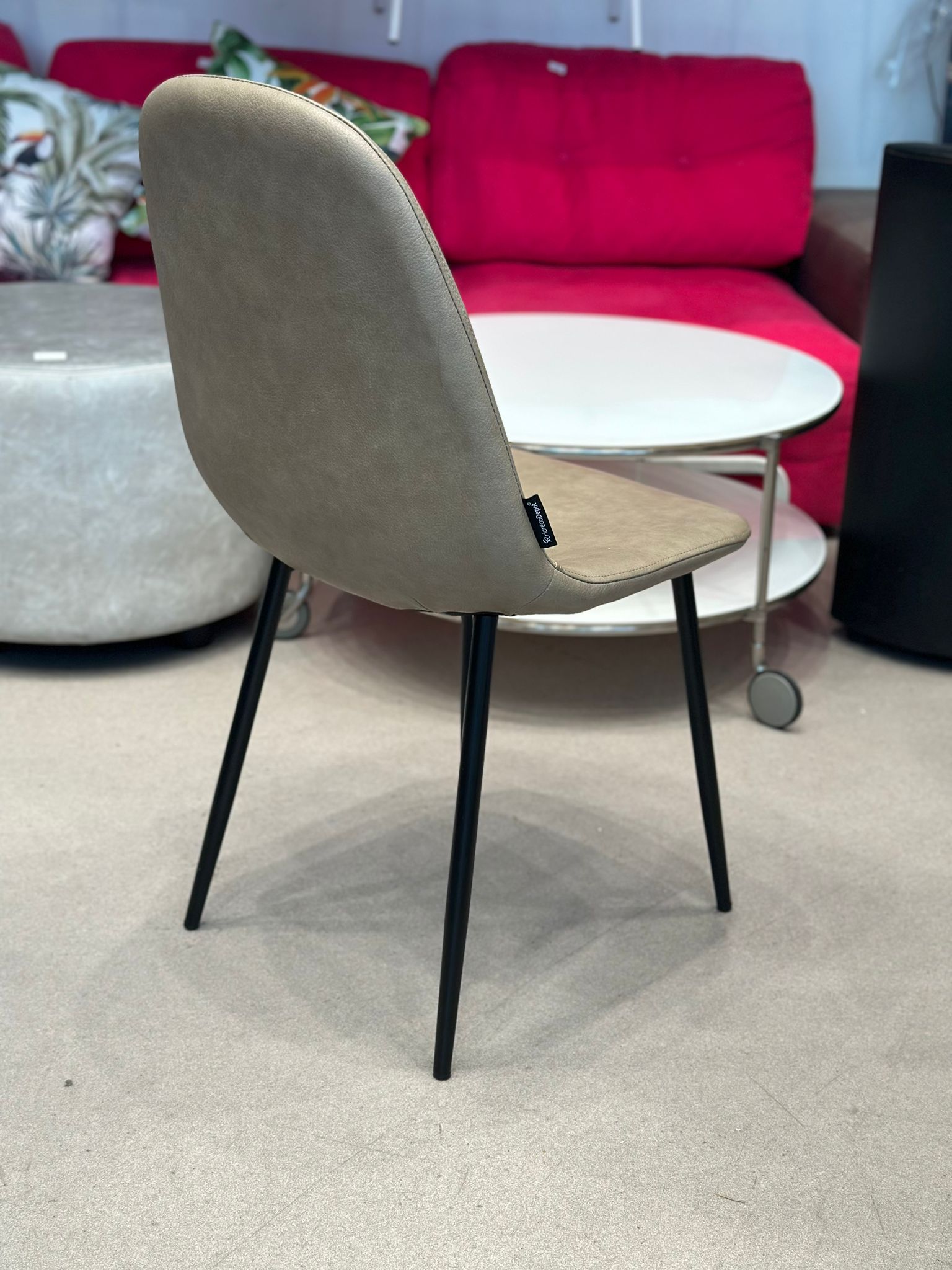 Chaise salle à manger similicuir (12 pièces disponibles) - Image 2