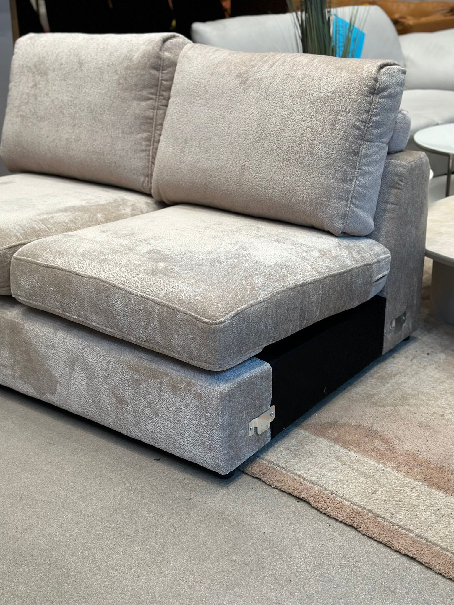 Canapé/Banquette 2 places en velours taupe - Image 2