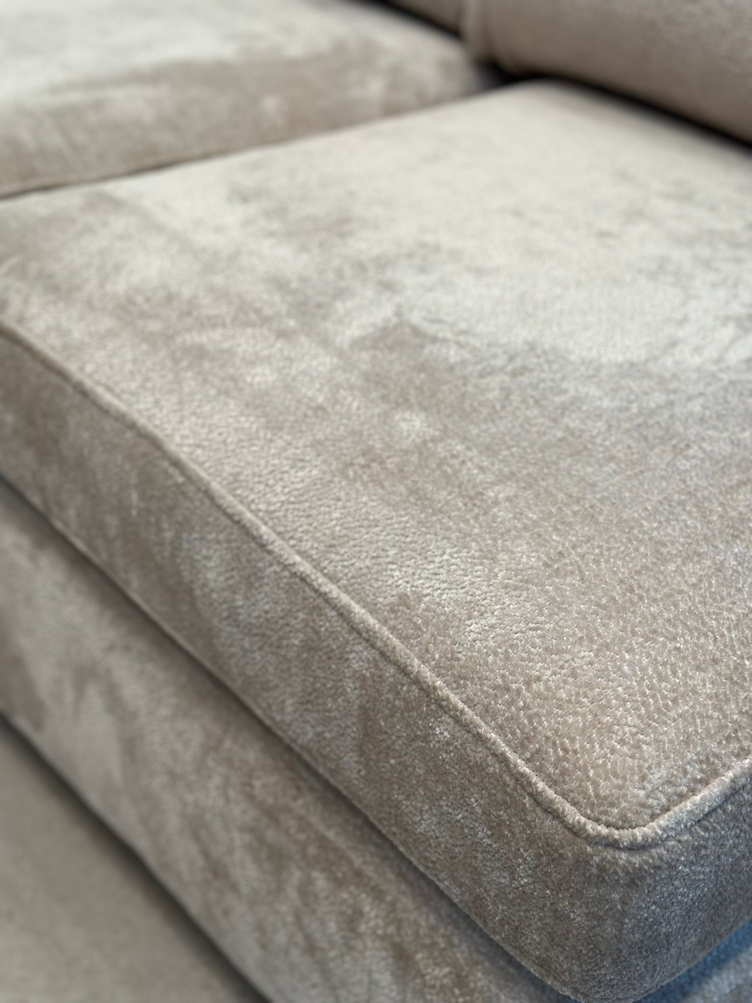 Canapé/Banquette 2 places en velours taupe - Image 3