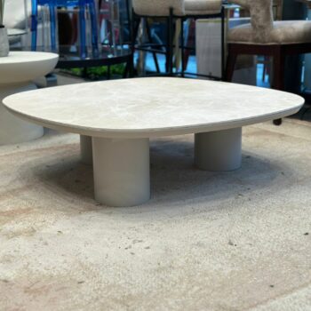 Table basse de salon design en travertin