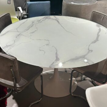 Table à manger ronde style tulipe en verre effet marbré
