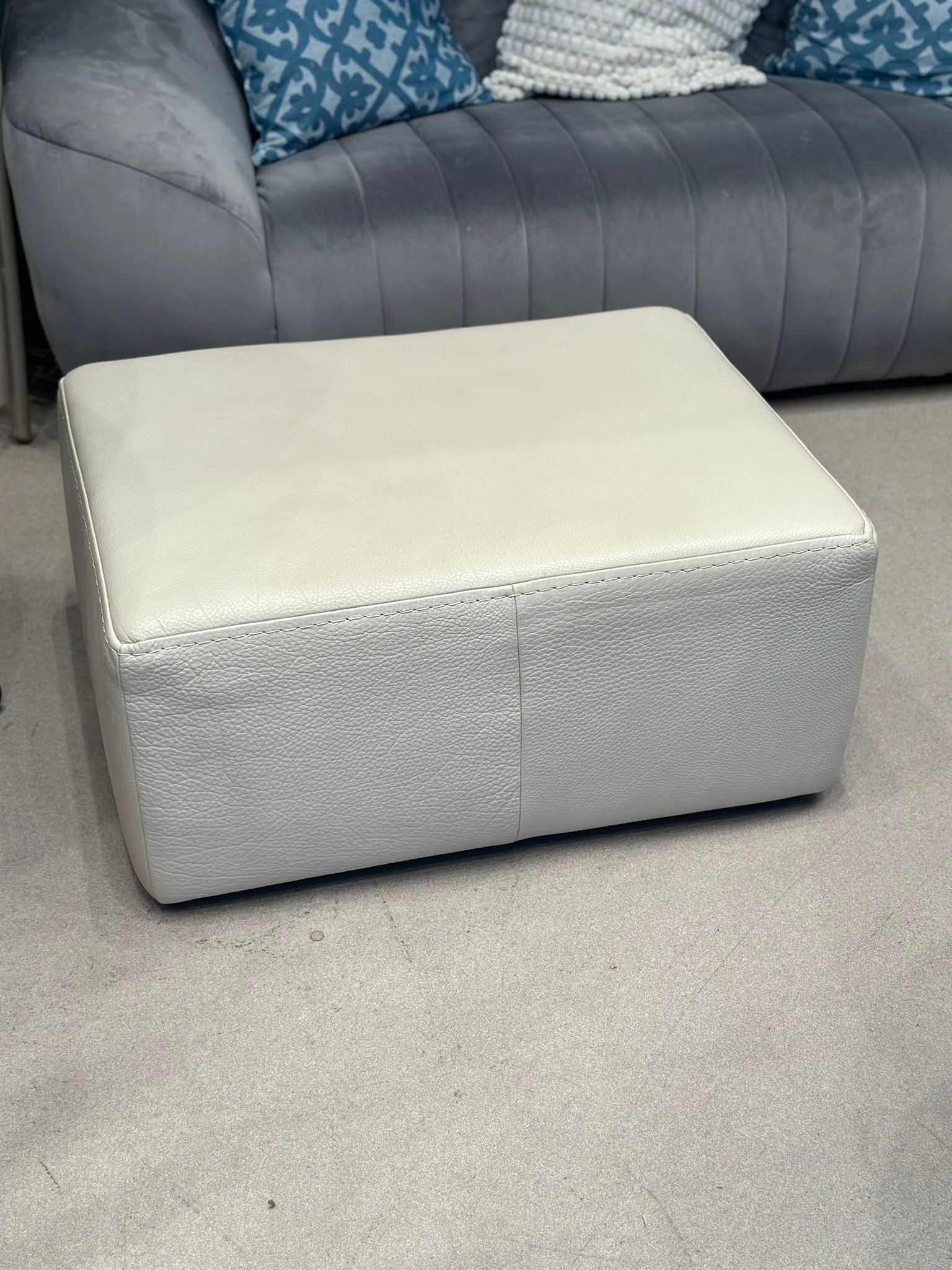 Pouf en cuir - NATUZZI (2 pièces disponibles)