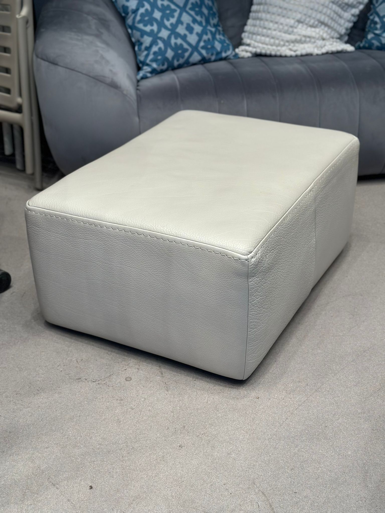 Pouf en cuir - NATUZZI (2 pièces disponibles) - Image 2