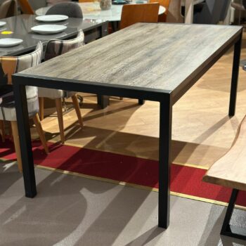 Table à manger en bois foncé style industriel