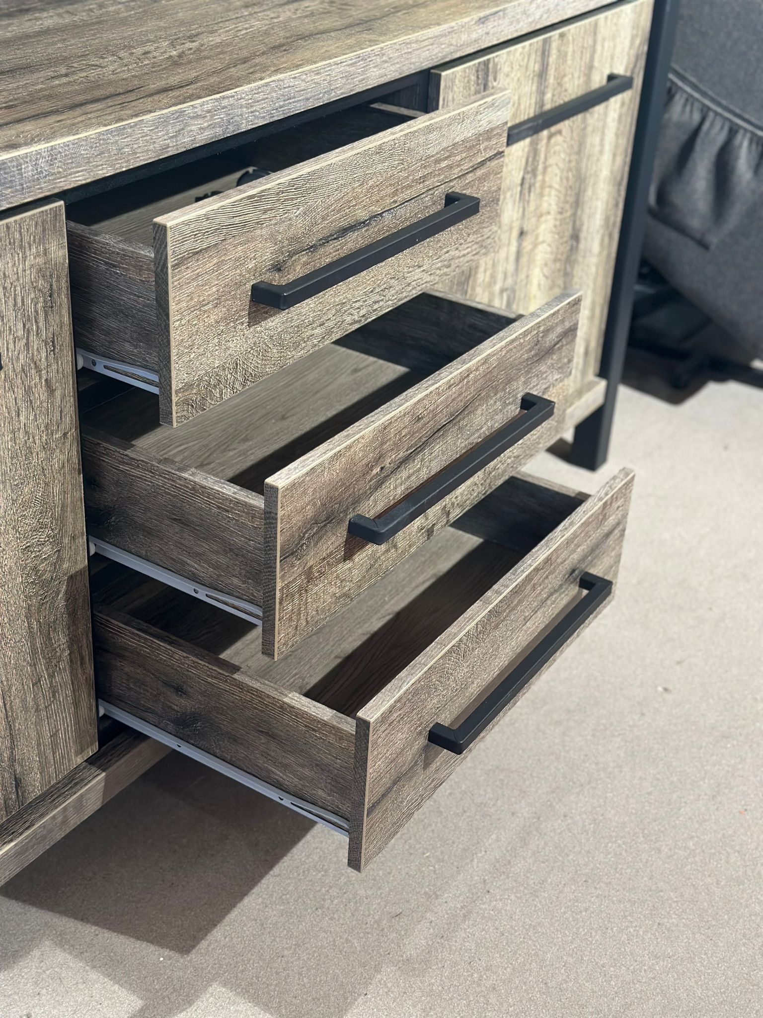 Buffet en bois 3 tiroirs et 2 porte - Image 3