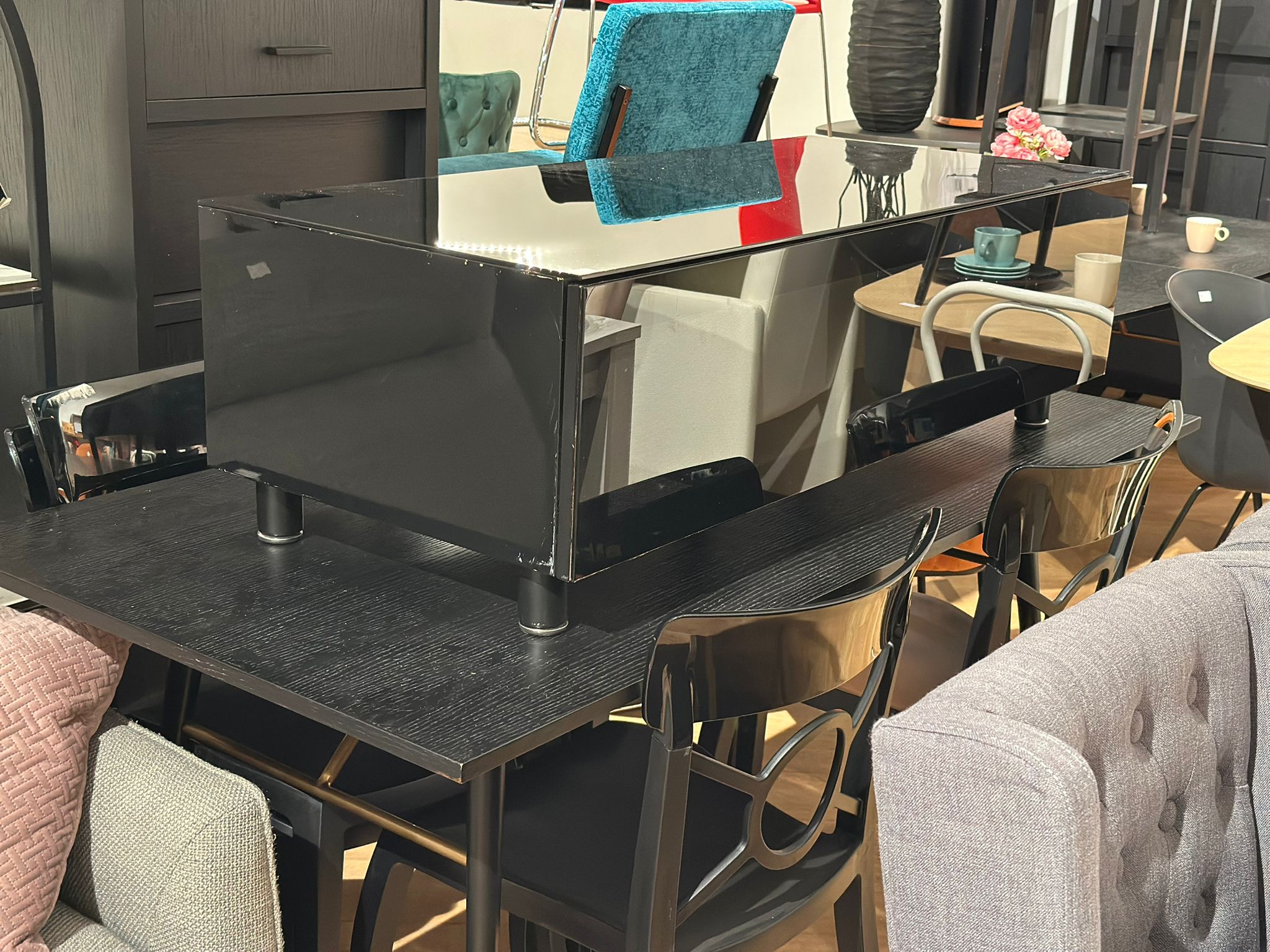 Table de salon en verre noir avec espace de rangement