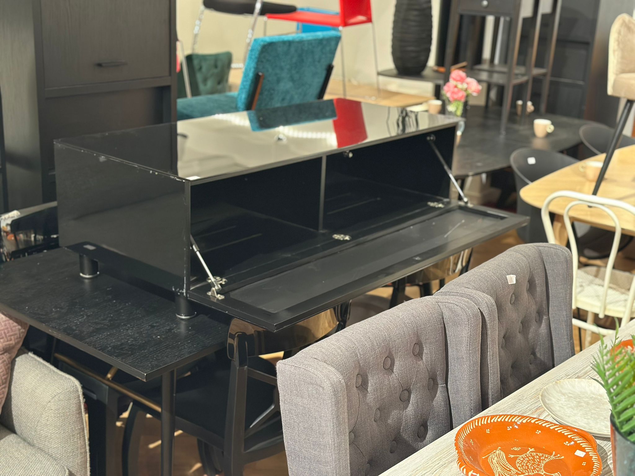 Table de salon en verre noir avec espace de rangement - Image 3