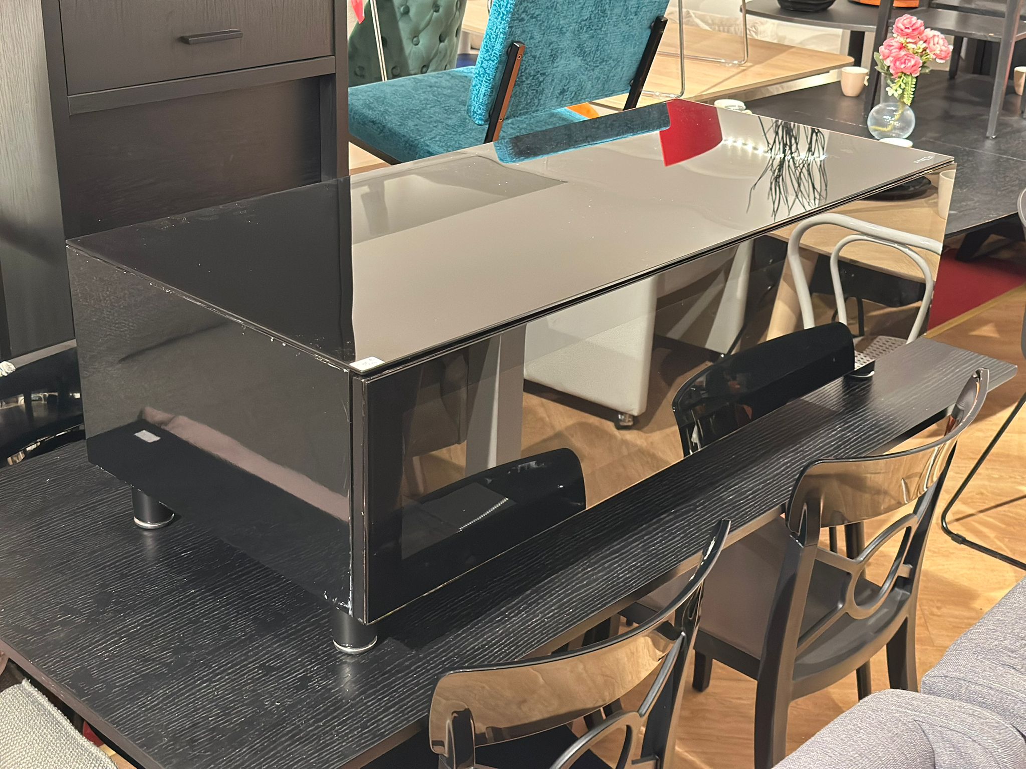 Table de salon en verre noir avec espace de rangement - Image 2