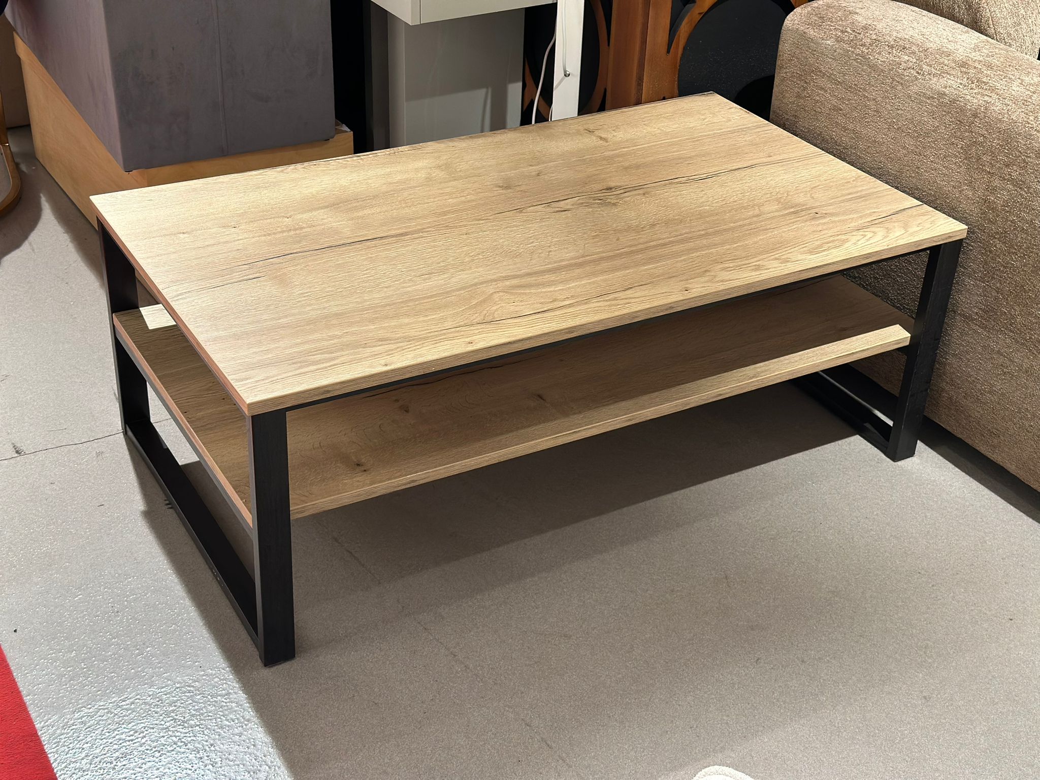 Table de salon en bois style industriel