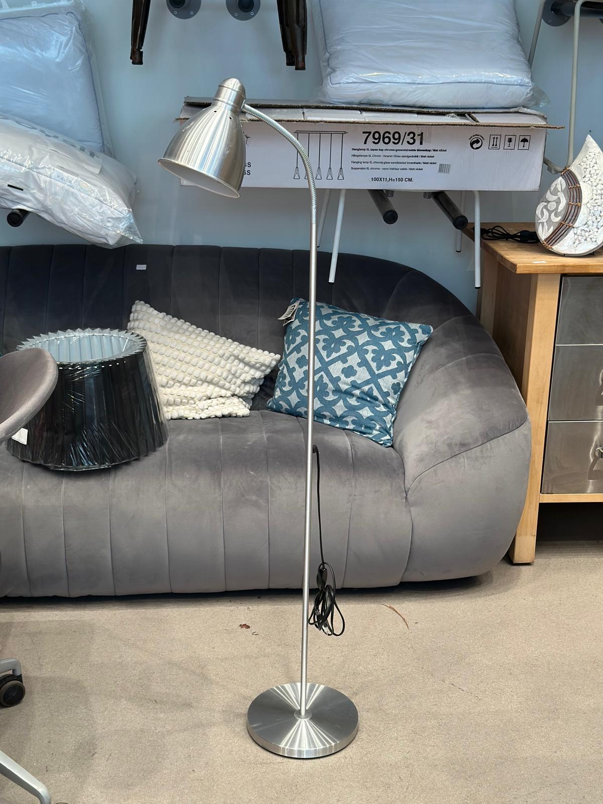 Lampadaire en aluminium (2 pièces disponible)