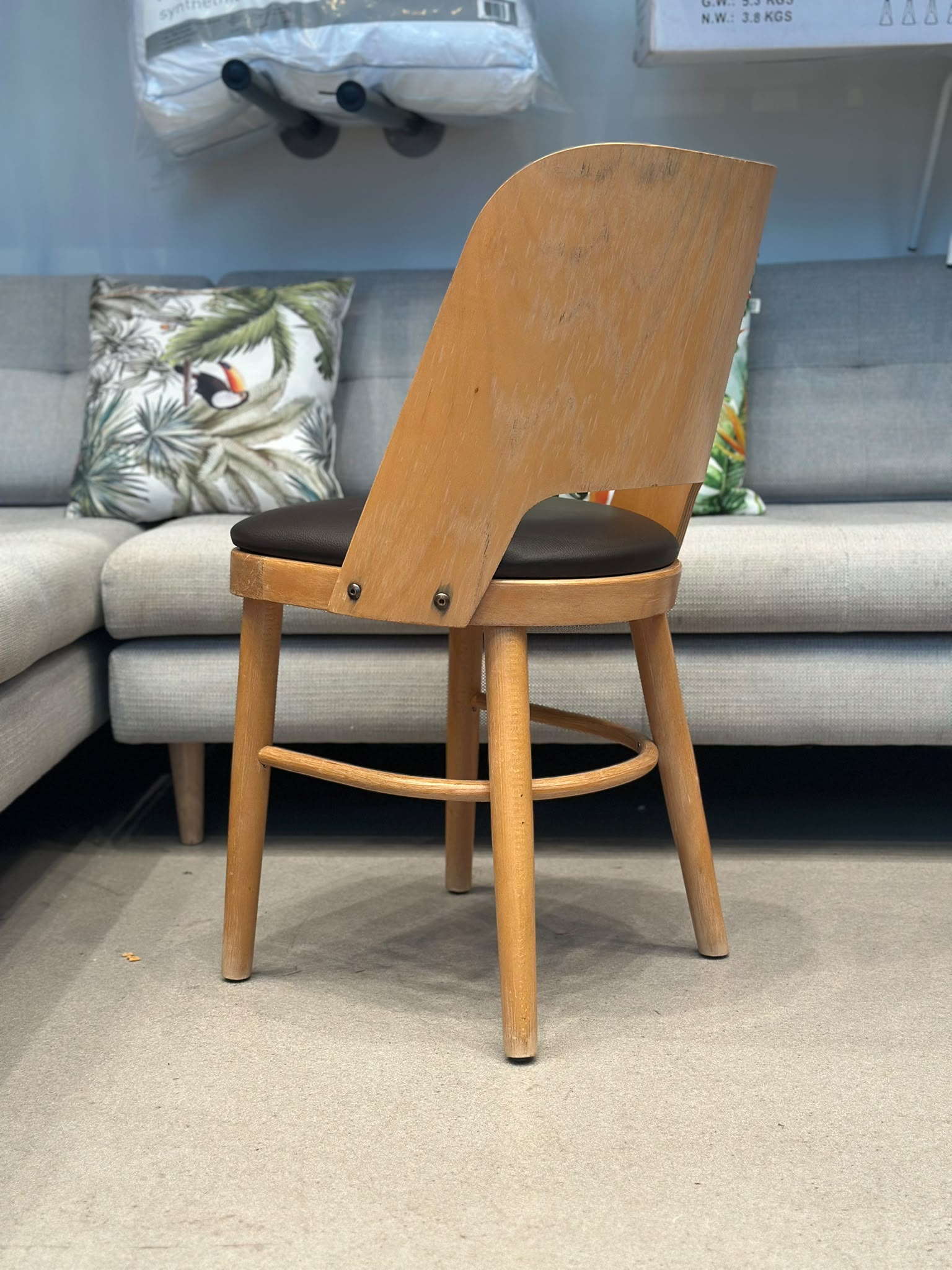 Chaise salle à manger en bois assise en cuir (20 pièces disponibles) - Image 2