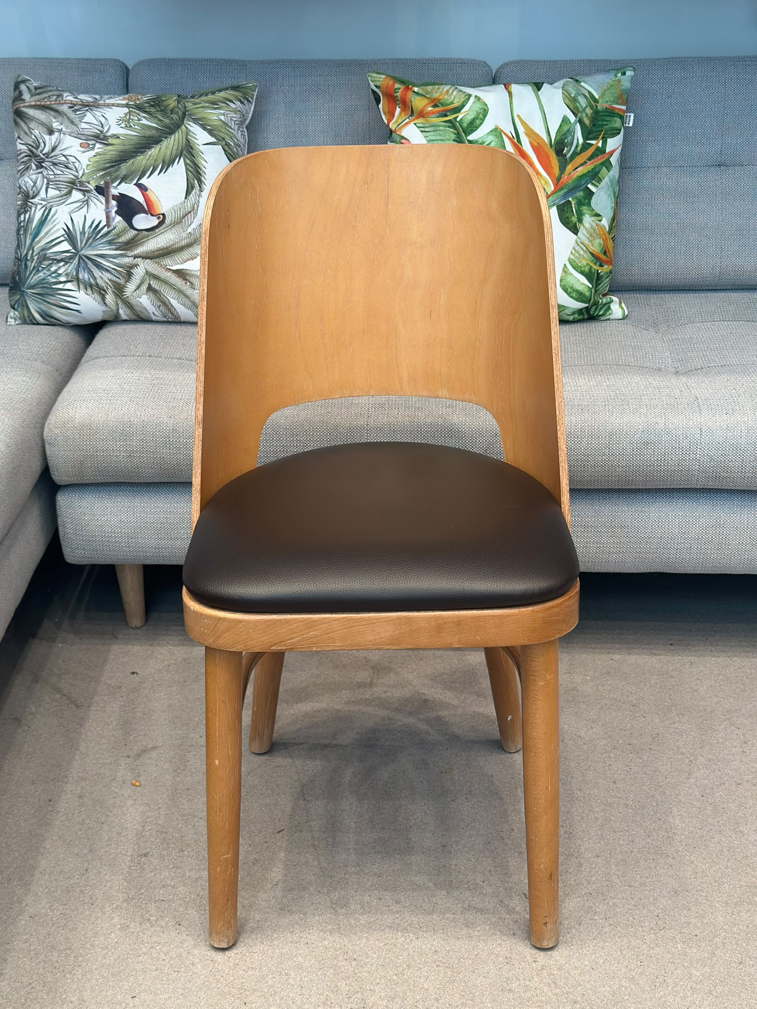 Chaise salle à manger en bois assise en cuir (20 pièces disponibles) - Image 3