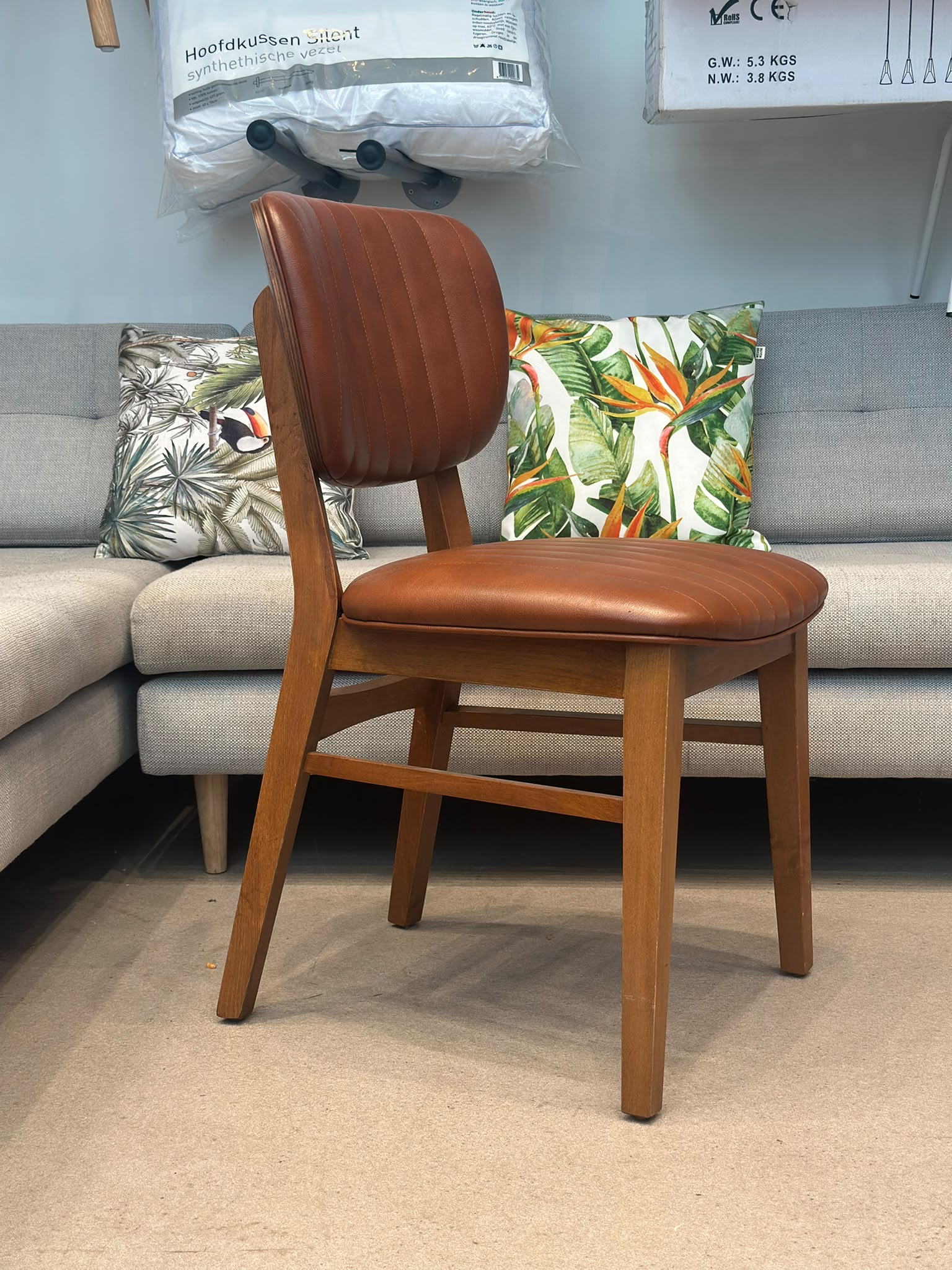 Chaise style Mid-Century en cuir et bois (43 pièces disponibles)