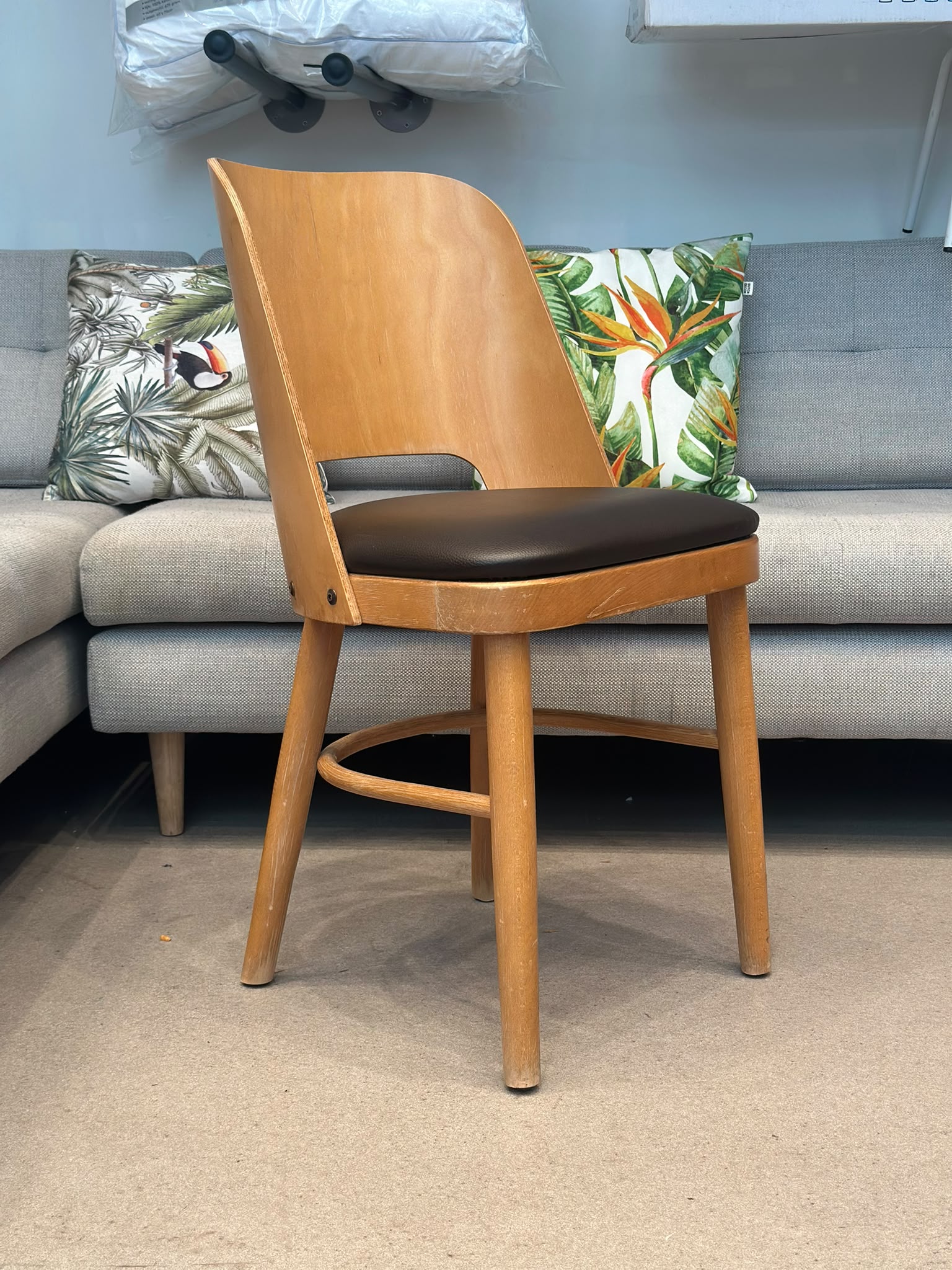 Chaise salle à manger en bois assise en cuir (20 pièces disponibles)