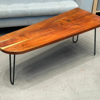 Table de salon en bois style industriel