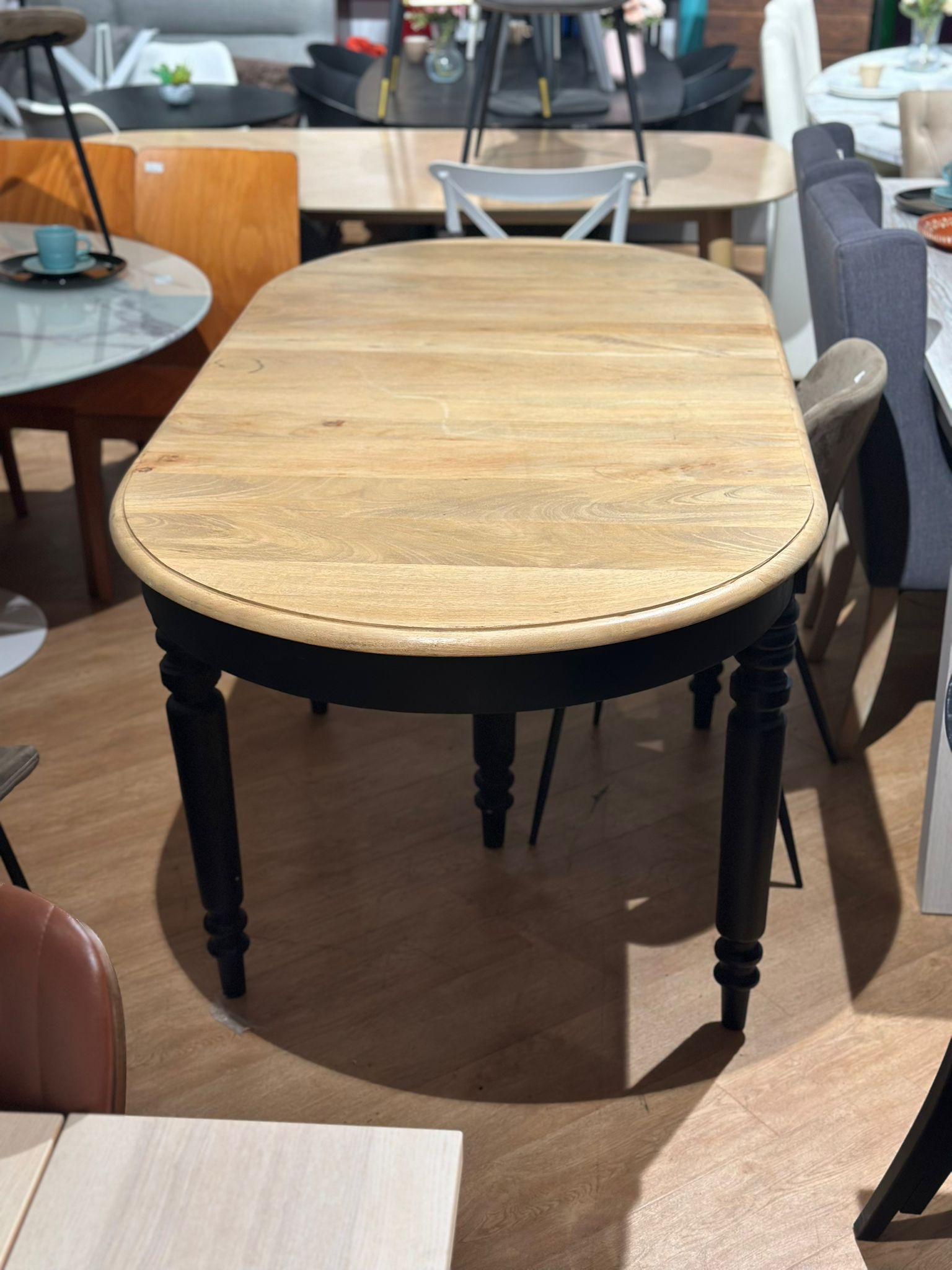 Table à manger ovale en bois - Image 2