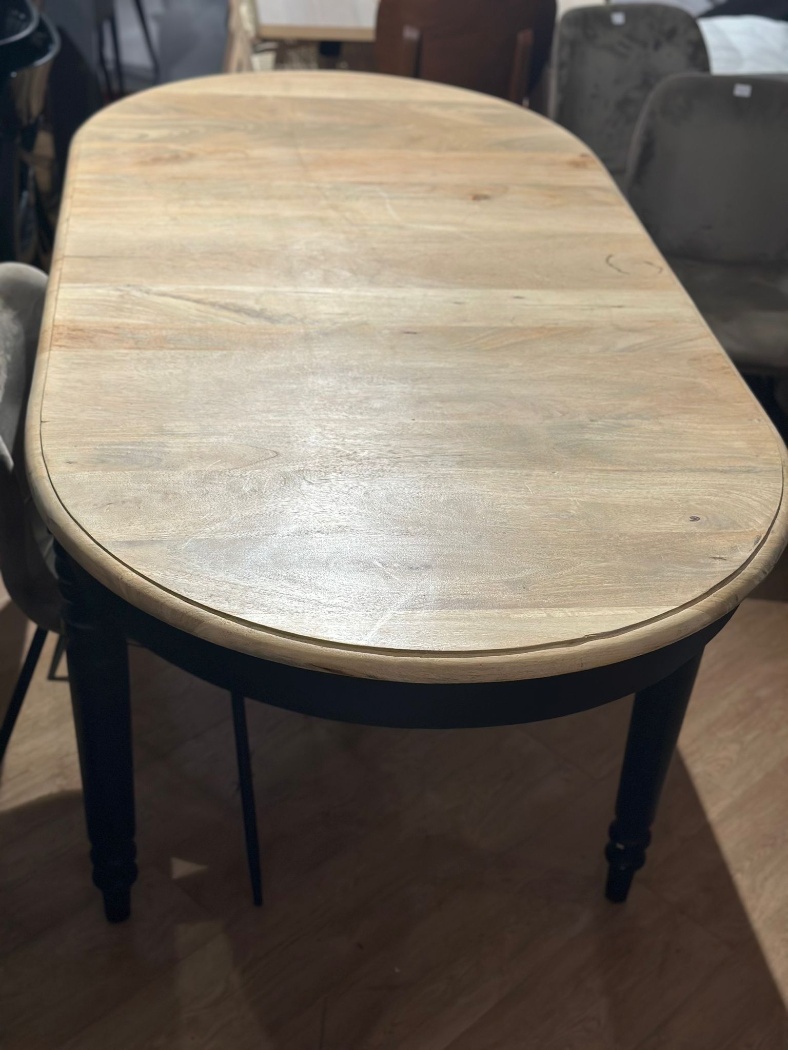 Table à manger ovale en bois - Image 4