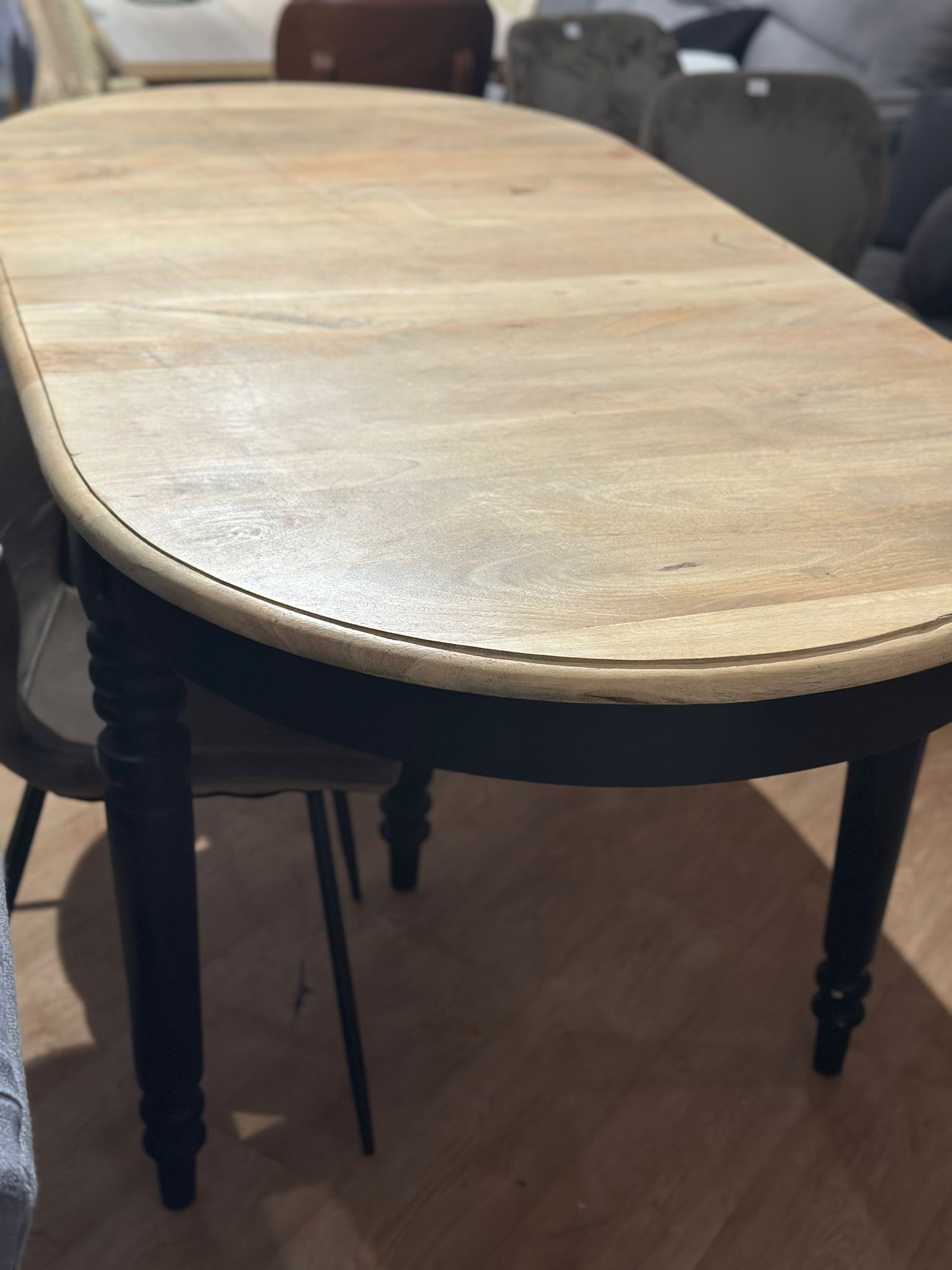 Table à manger ovale en bois - Image 5