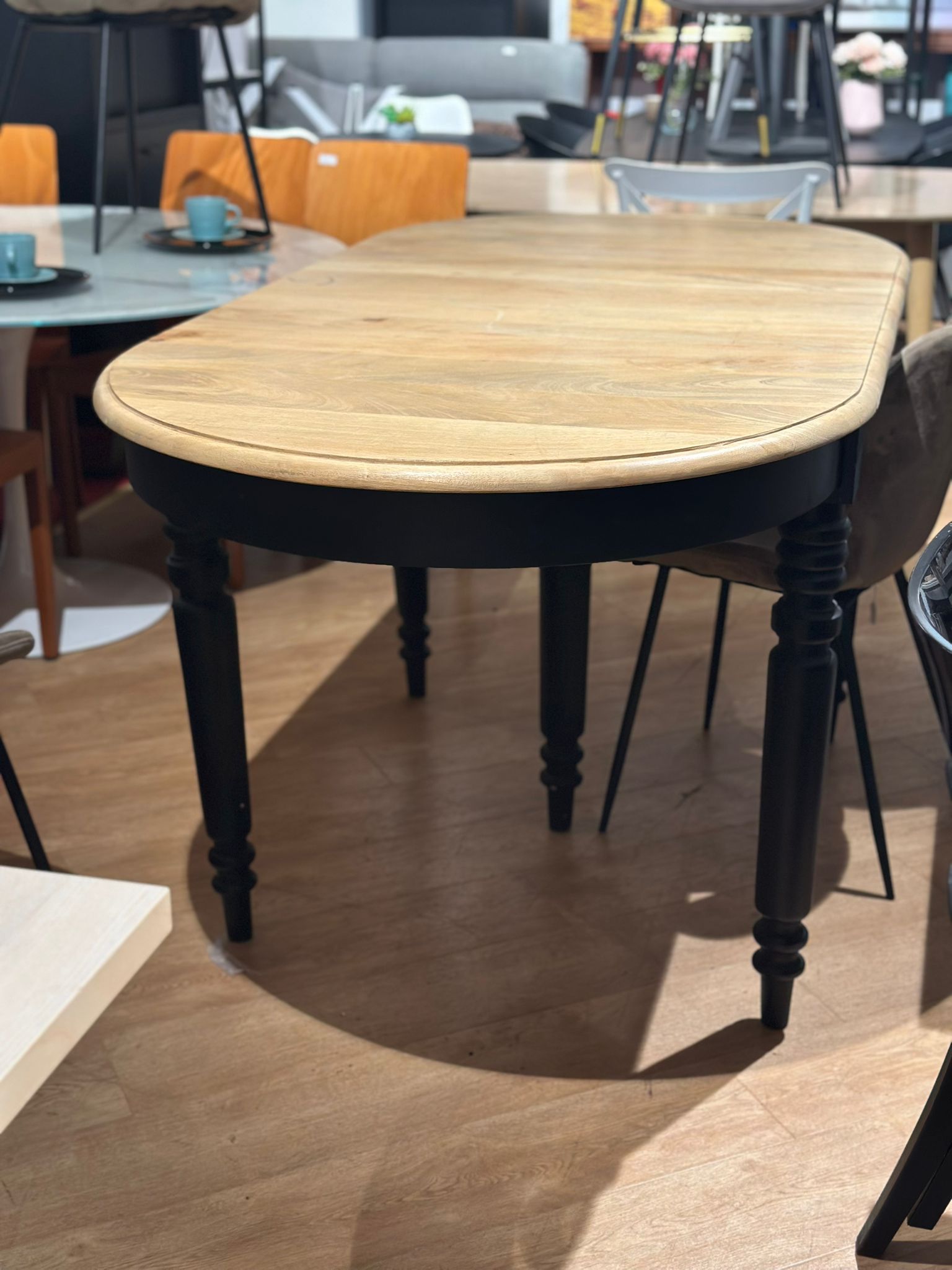 Table à manger ovale en bois - Image 3