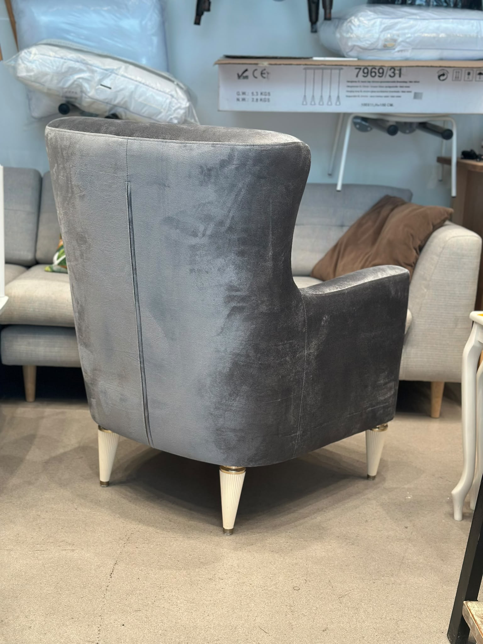 Fauteuil en velours gris - Image 3