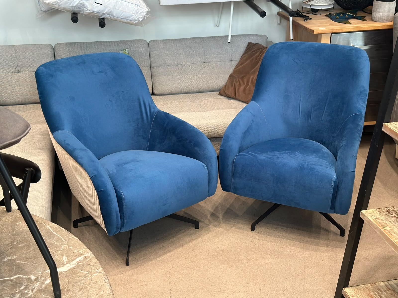 Fauteuil pivotant en velours (2 pièces disponibles)