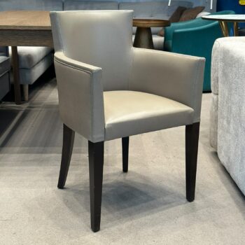 2x Chaises/Fauteuils en cuir structure en bois