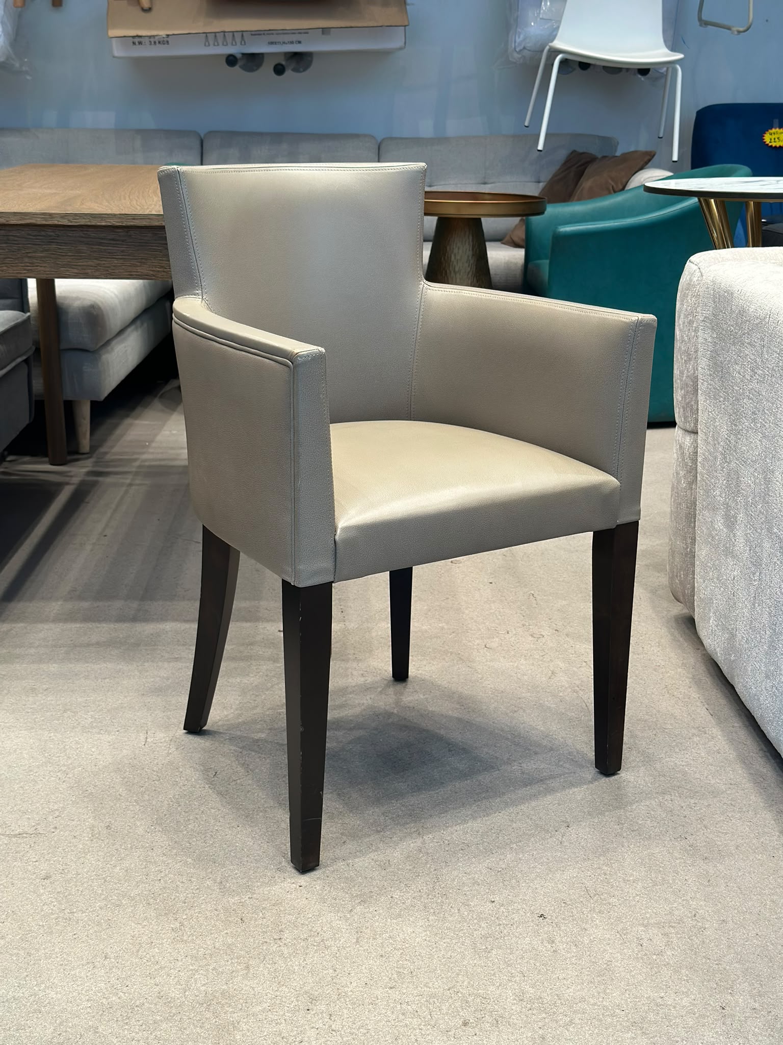 2x Chaises/Fauteuils en cuir structure en bois