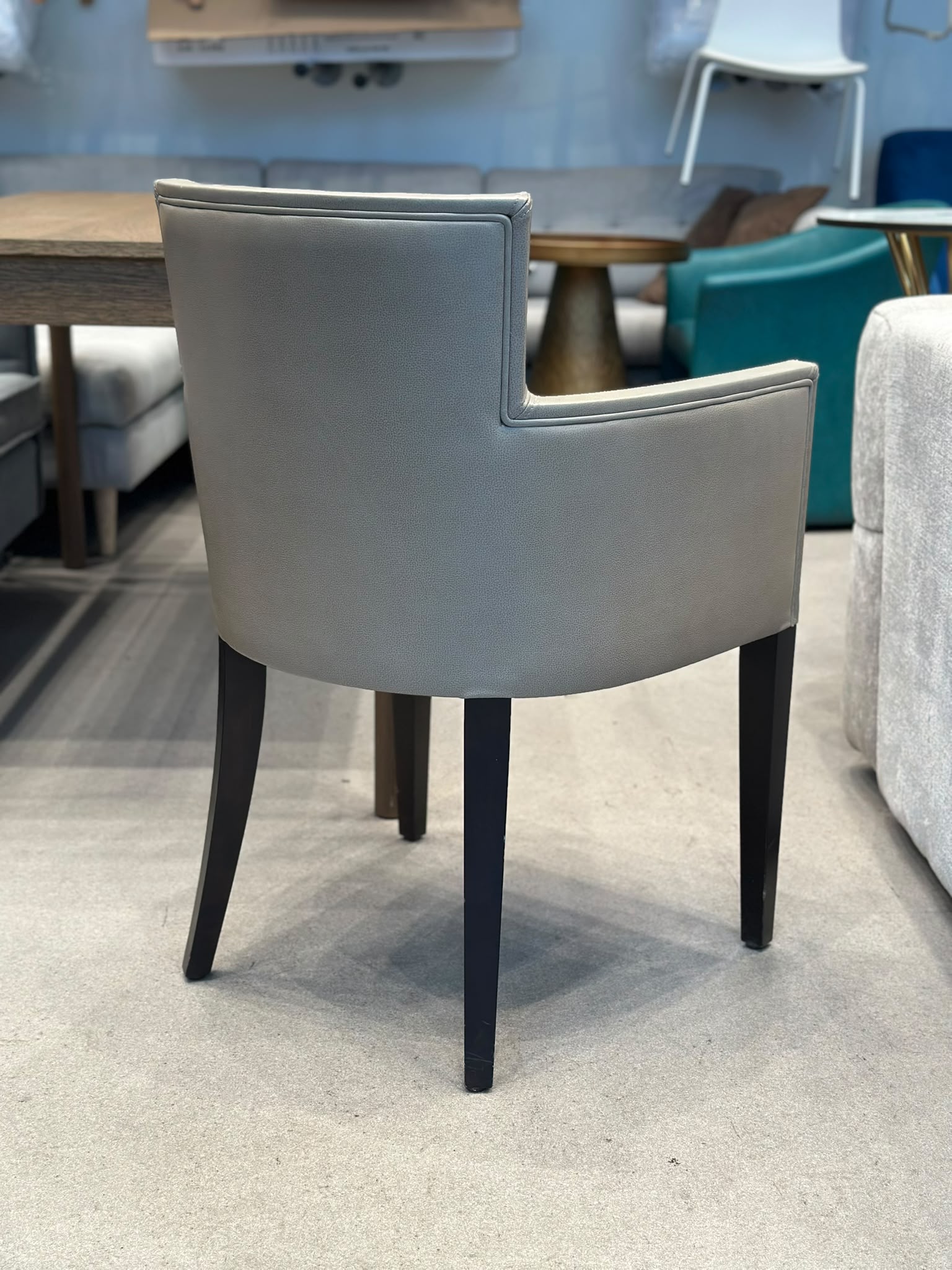 2x Chaises/Fauteuils en cuir structure en bois - Image 3