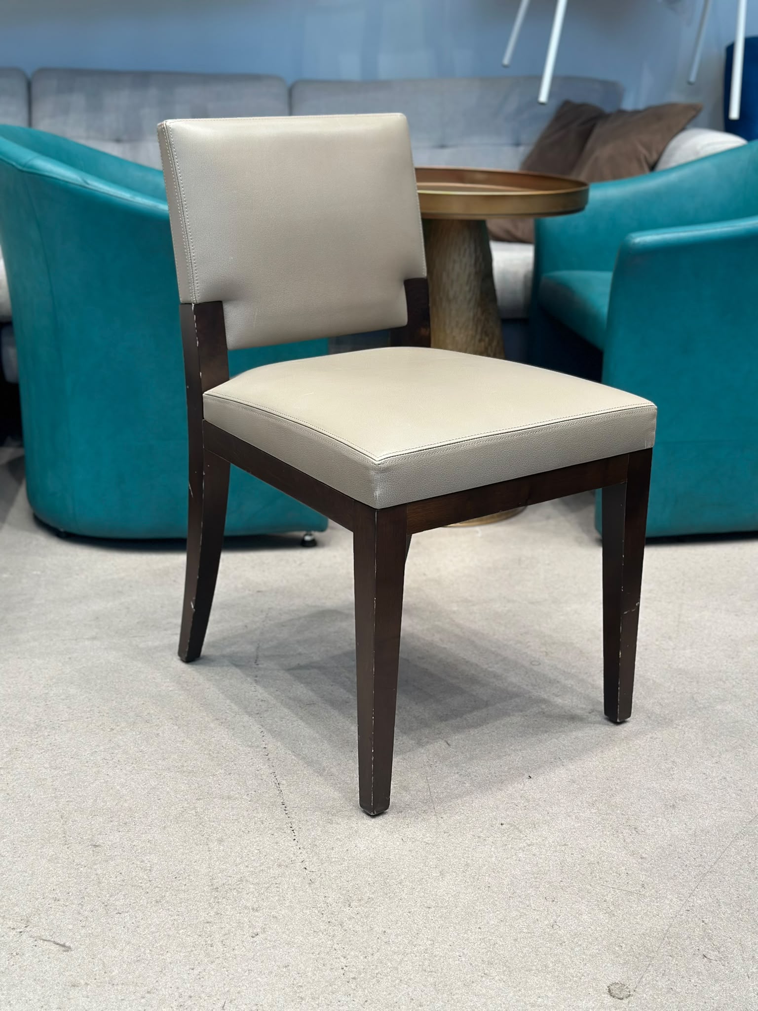 Chaise en cuir structure en bois (14 pièces disponibles)