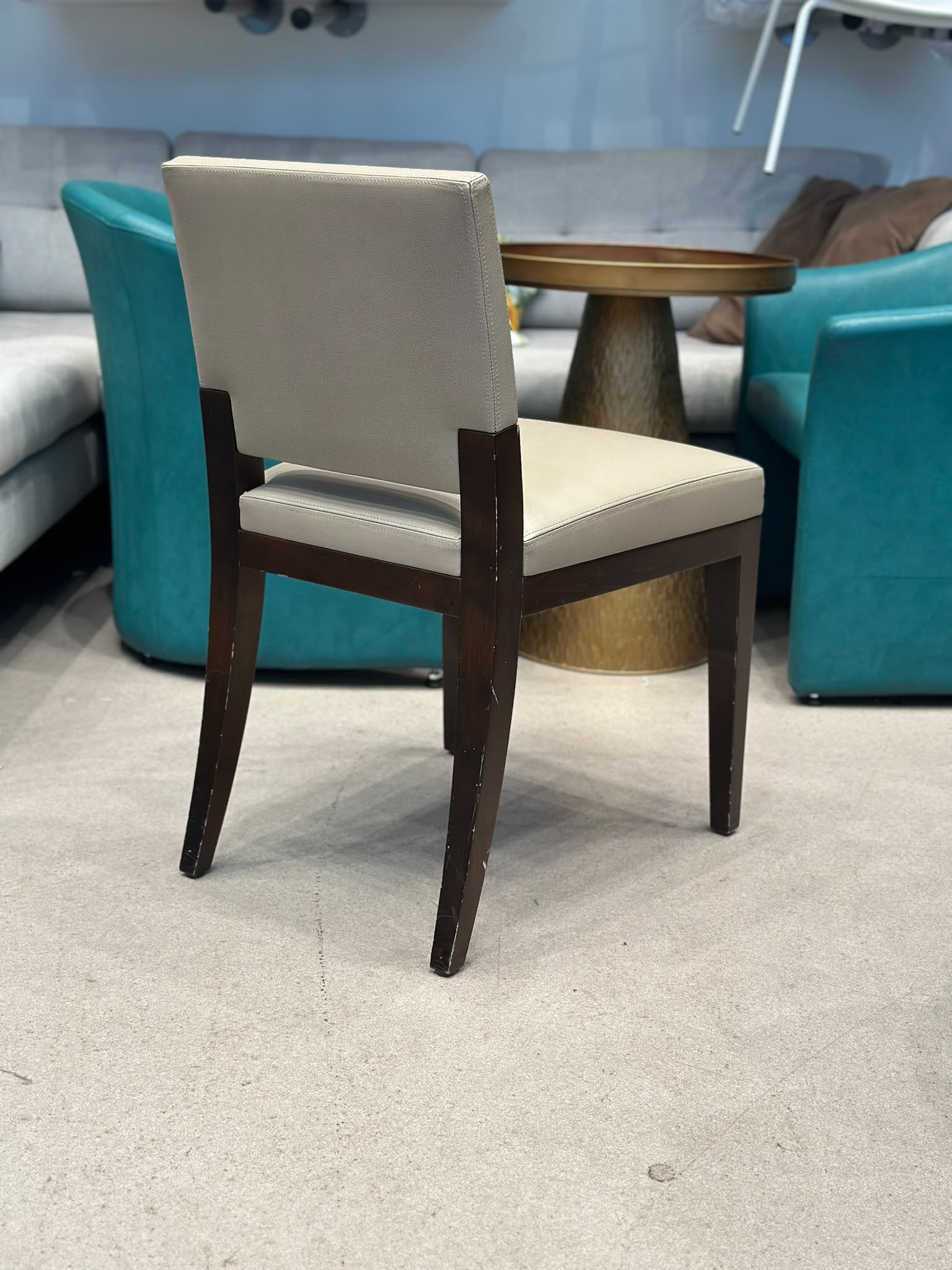 Chaise en cuir structure en bois (14 pièces disponibles) - Image 3