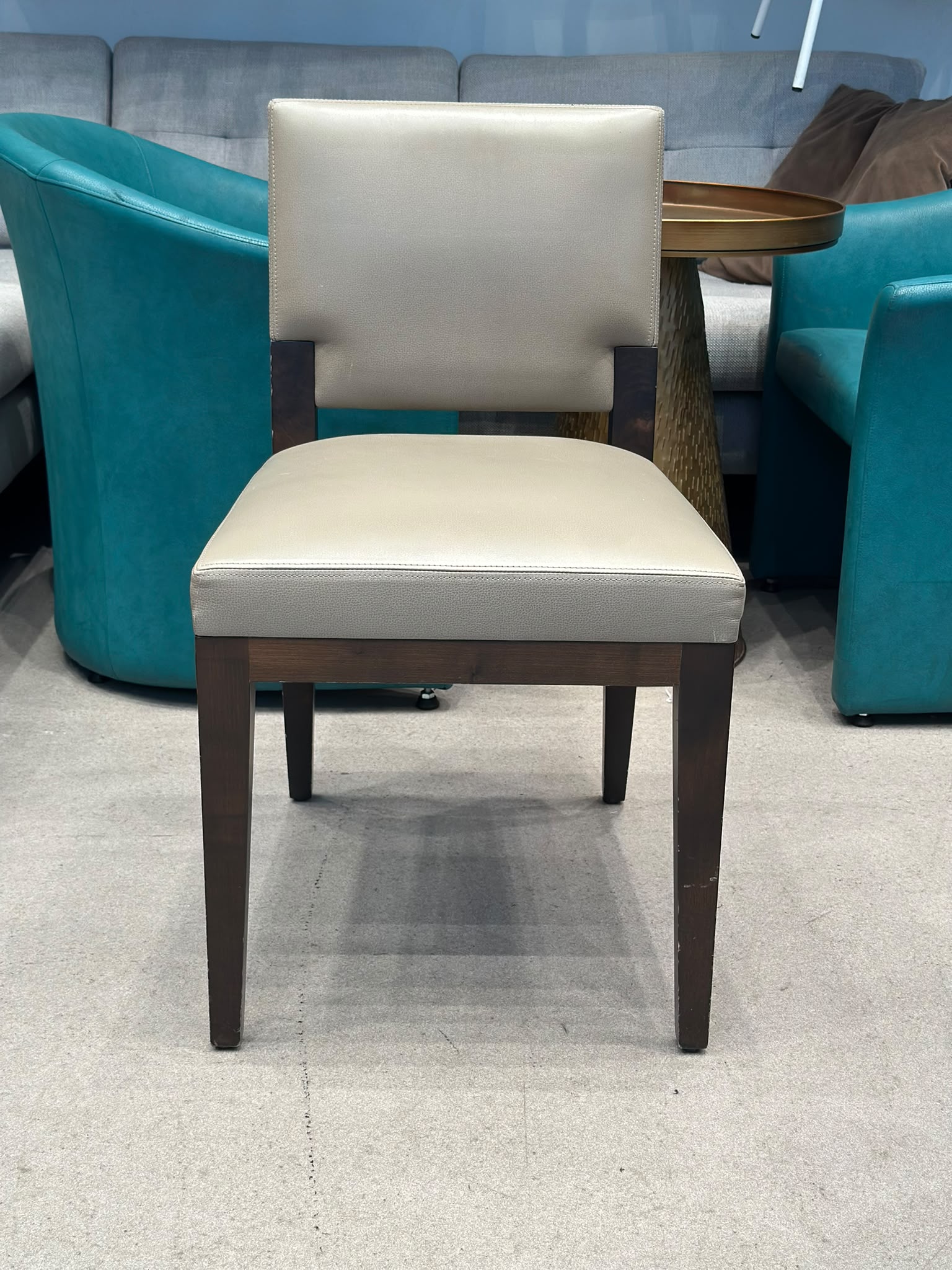 Chaise en cuir structure en bois (14 pièces disponibles) - Image 2