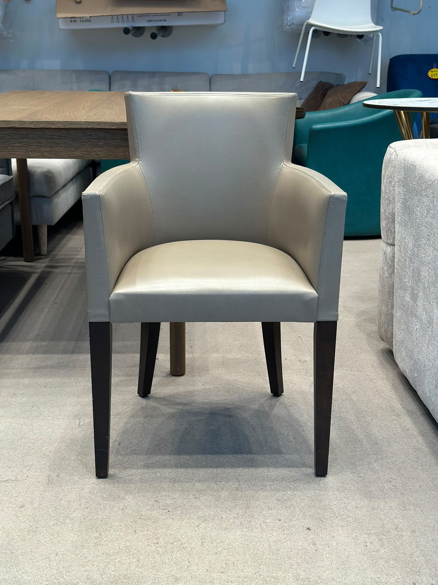 2x Chaises/Fauteuils en cuir structure en bois - Image 2