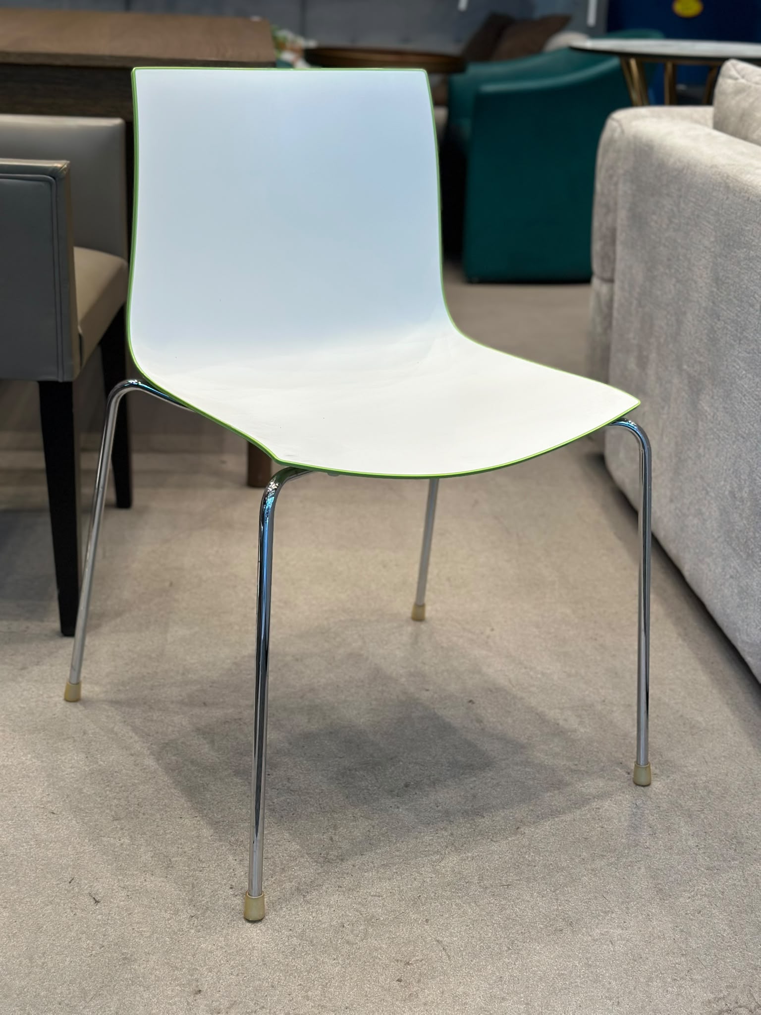Chaise empilable Catifa 46 - Arper (6 pièces disponibles)