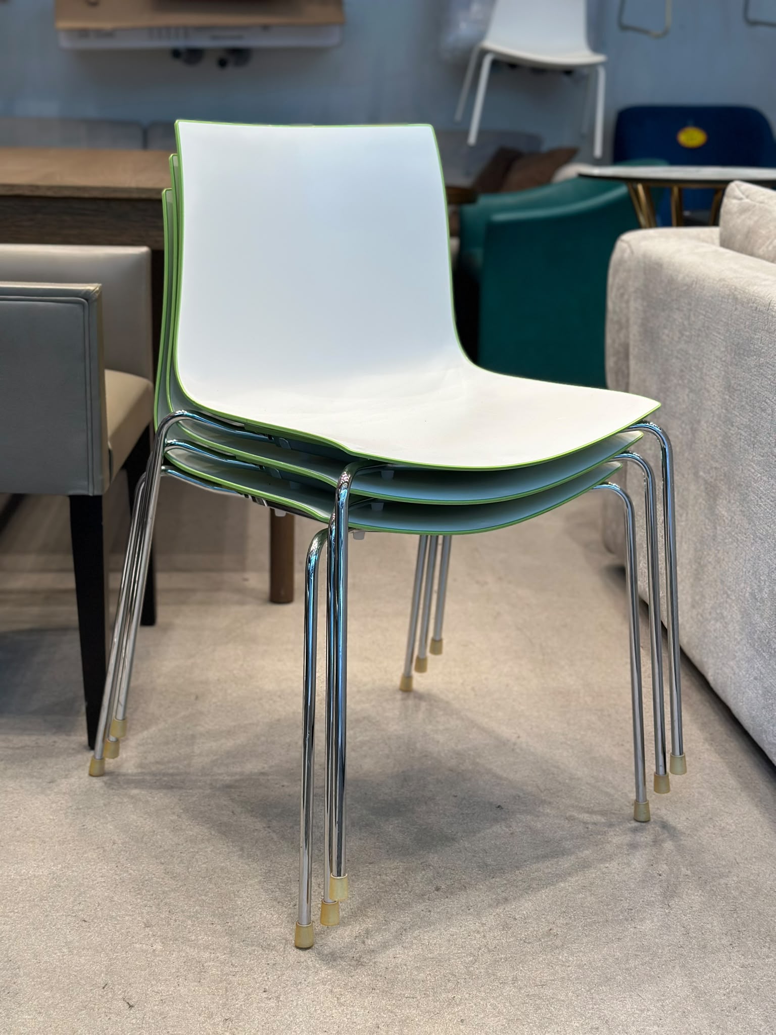 Chaise empilable Catifa 46 - Arper (6 pièces disponibles) - Image 3