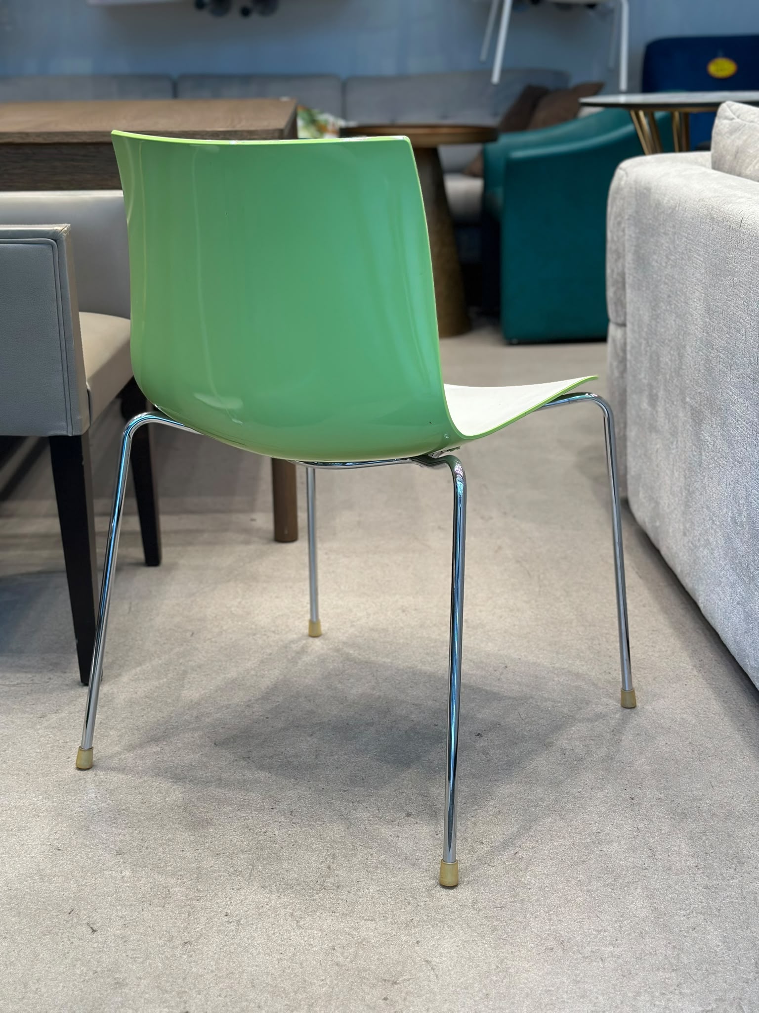 Chaise empilable Catifa 46 - Arper (6 pièces disponibles) - Image 2