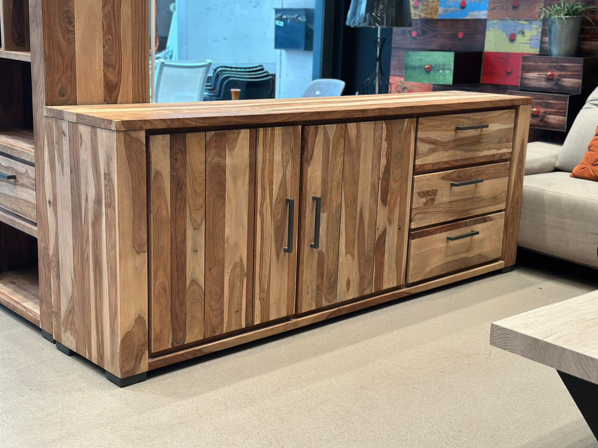 Buffet en bois massif de sheesham avec 3 tiroirs et 2 porte