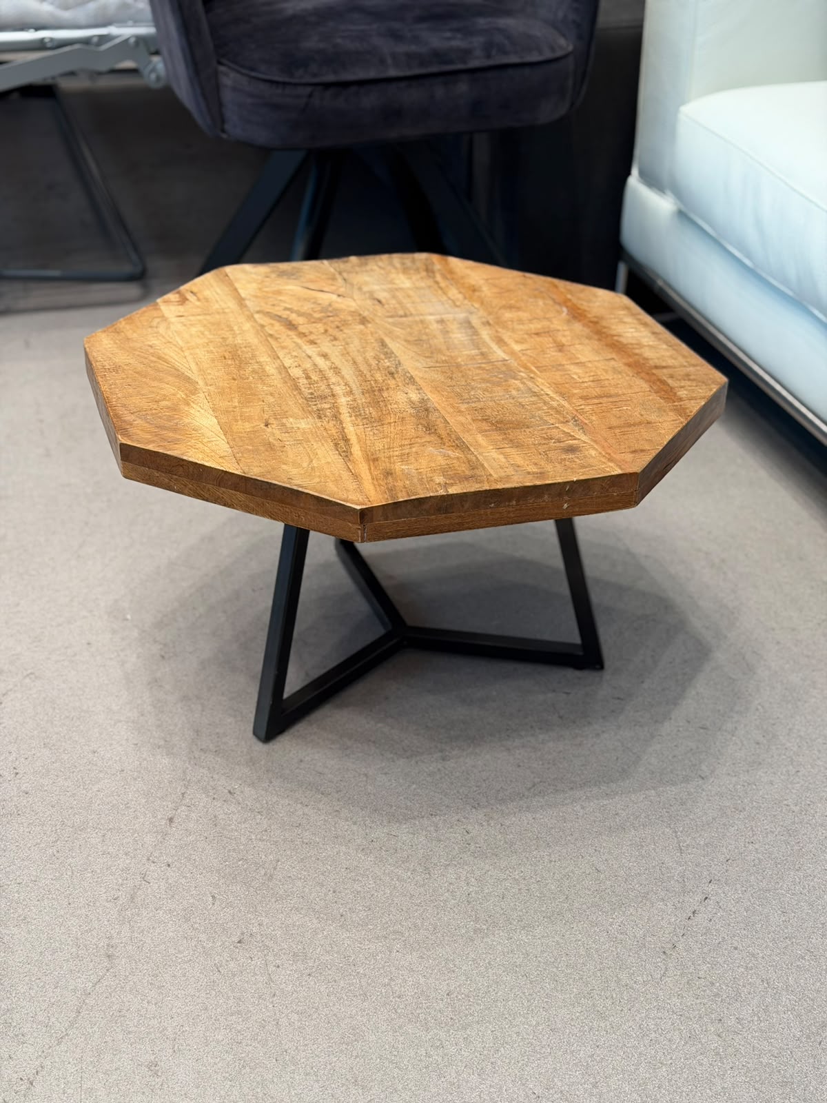 Table basse octogonale industriel en manguier massif